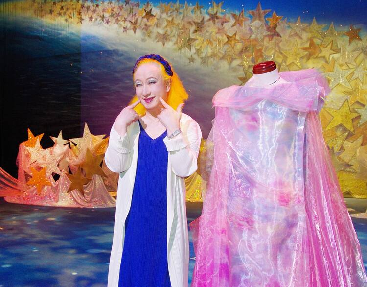 美輪明宏の世界 プレイハウスで開幕 世界を救える言葉は ルンルン コメントあり ステージナタリー 美輪明宏の世界 プレイハウスで開幕 世界を救える言葉は ルンルン コメントあり ステージナタリー