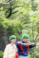 ままごと×康本雅子「芝生男女」より。（撮影：山口真由子)