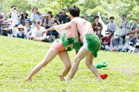 ままごと×康本雅子「芝生男女」より。（撮影：山口真由子)