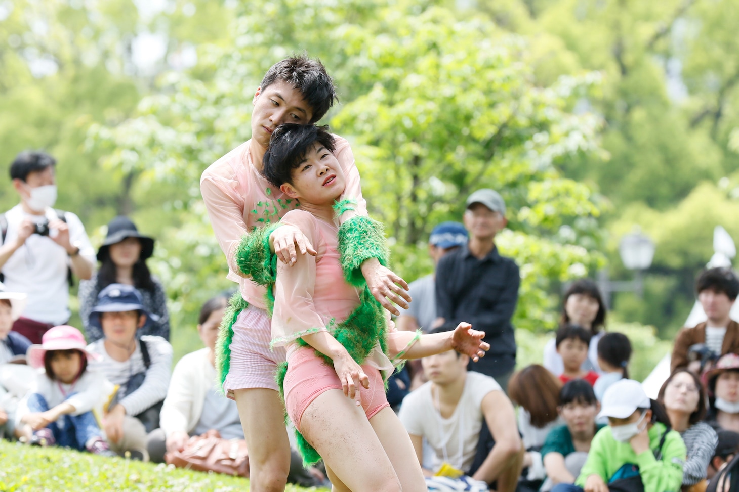 ままごと×康本雅子「芝生男女」より。（撮影：山口真由子)