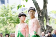 ままごと×康本雅子「芝生男女」より。(撮影:山口真由子)