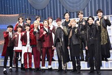 「少年たち To be!」出演者。上段左から目黒蓮、宮舘涼太、阿部亮平、佐久間大介、田中樹、高地優吾、森本慎太郎。下段左から向井康二、渡辺翔太、深澤辰哉、ラウール、岩本照、ジェシー、京本大我、松村北斗。