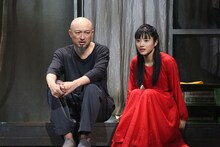 「アジアの女」より、左から山内圭哉、石原さとみ。（提供：ホリプロ）