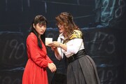 「アジアの女」より、左から石原さとみ、水口早香。(提供:ホリプロ)