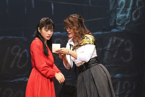 「アジアの女」より、左から石原さとみ、水口早香。(提供:ホリプロ)