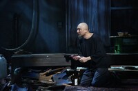 「アジアの女」より、山内圭哉。（提供：ホリプロ）