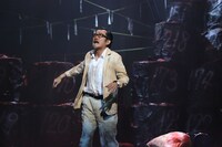 「アジアの女」より、吉田鋼太郎。（提供：ホリプロ）