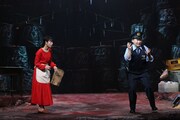 「アジアの女」より、石原さとみ、矢本悠馬。(提供:ホリプロ)