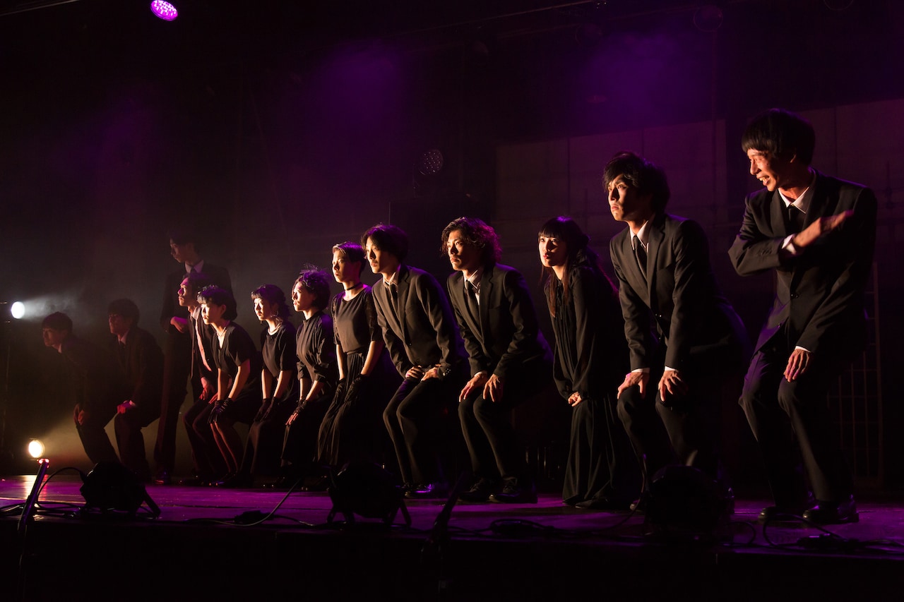 13人の同窓生が恩師の13回忌に集結、柿喰う客の新作「御披楽喜」開幕