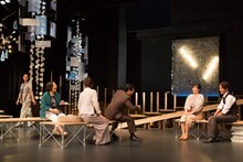 青年団「東京ノート・インターナショナルバージョン」より。（撮影：井垣真紀）