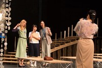 青年団「東京ノート・インターナショナルバージョン」より。左から2人目は豊岡公演のみ特別出演の井垣ゆう。（撮影：井垣真紀）