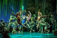 Jelani Alladin (Kristoff) with Patti Murin (Anna) and the Company of FROZEN on Broadway. Photo by Deen van Meer(c)Disney 海外公演より。