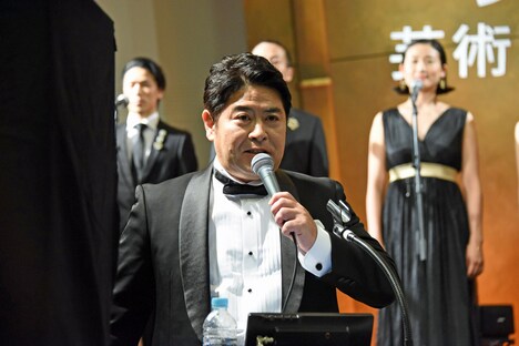 MCを務める皆川猿時。