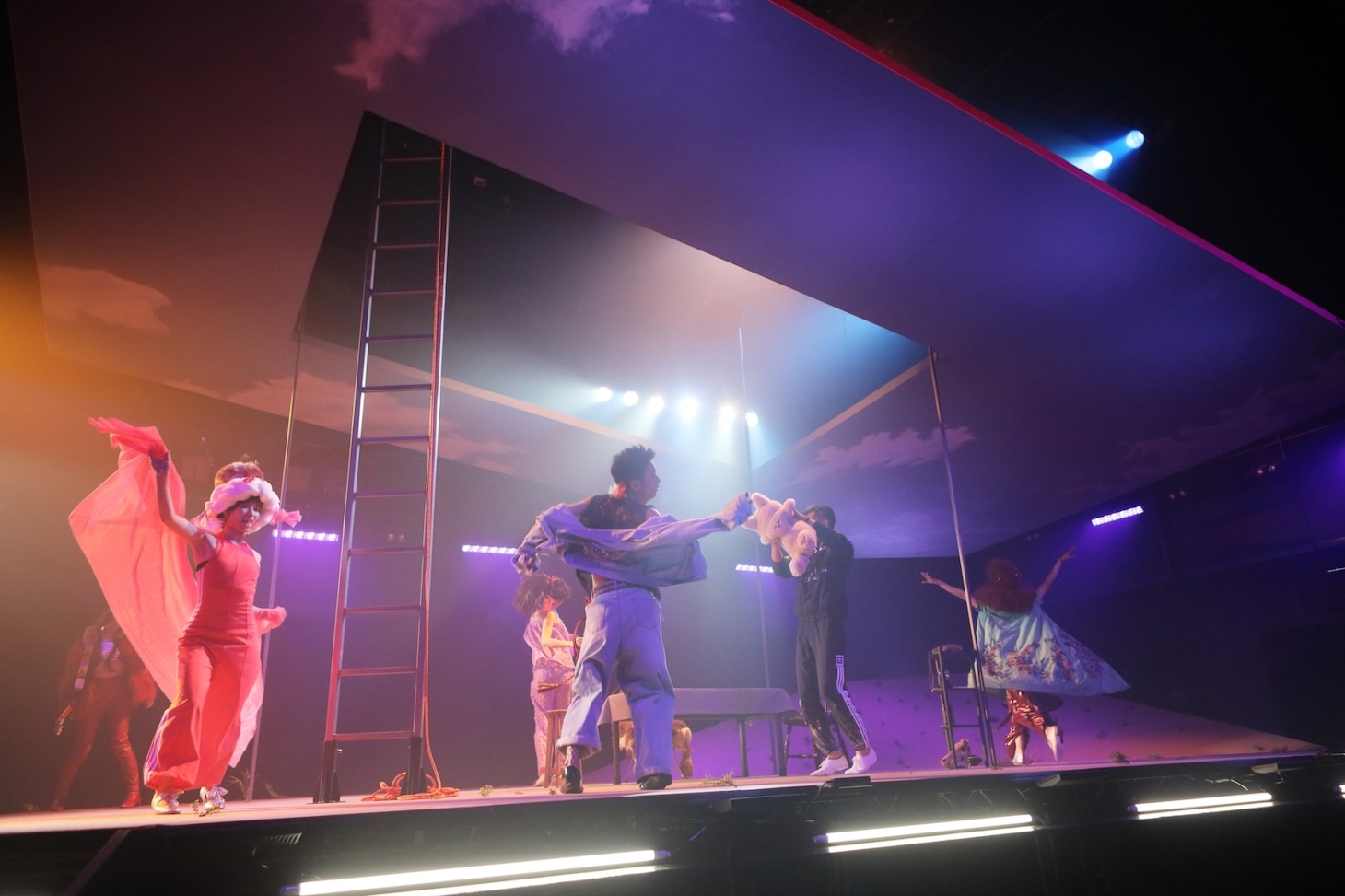 快快「ルイ・ルイ」より。（撮影：加藤和也）