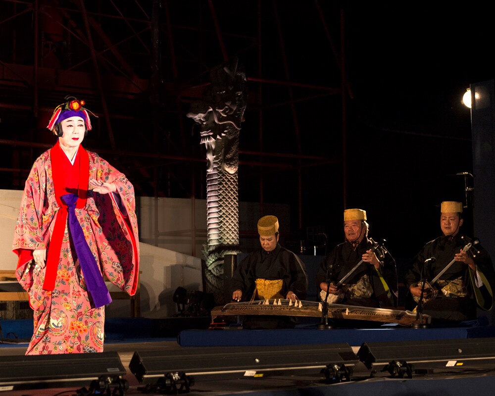 人間国宝による演奏・舞踊の様子。