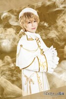 VALSHE扮するエミリオ。