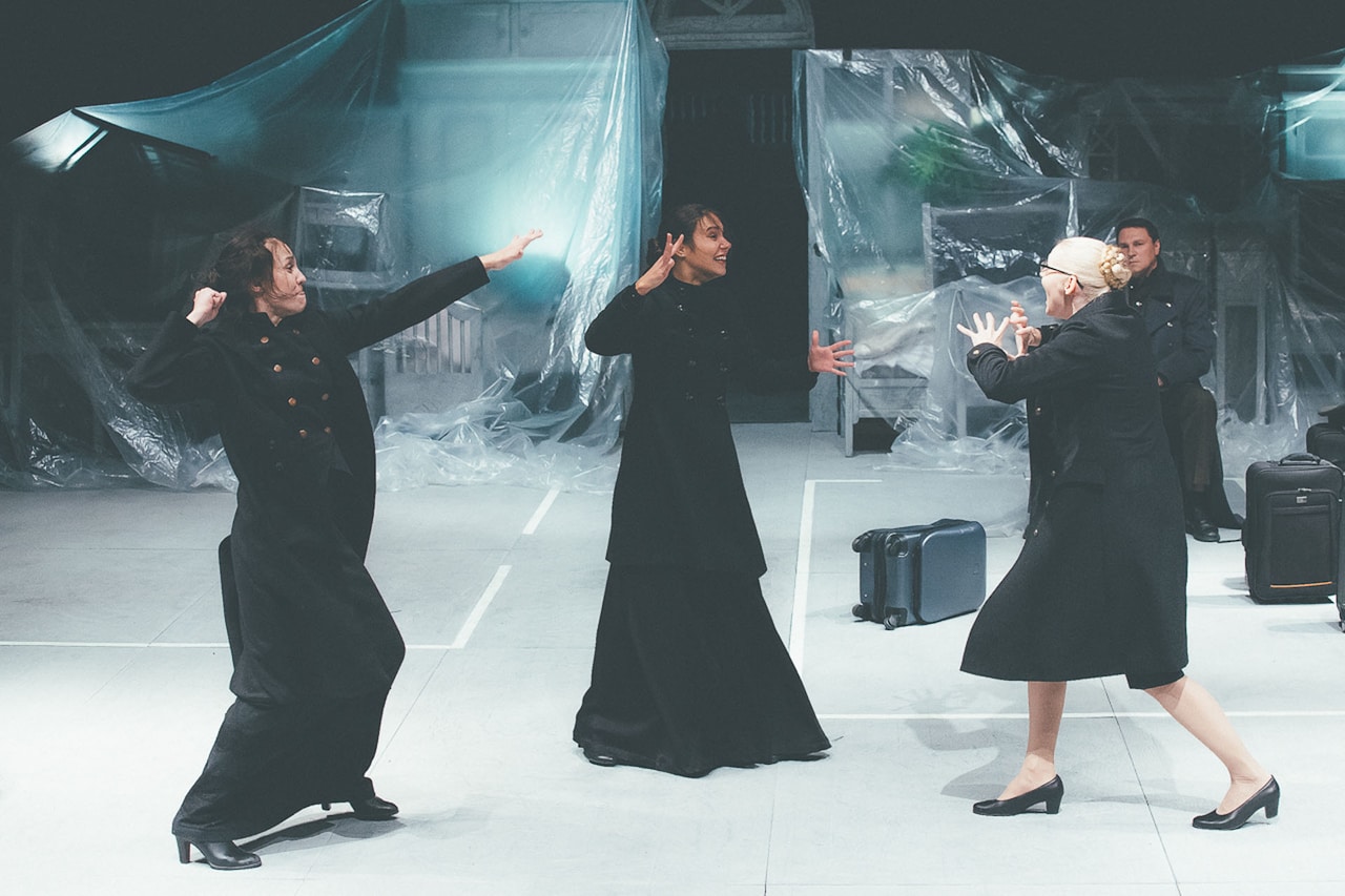 「三人姉妹」を全編ロシア手話で上演、レッドトーチ・シアター来日公演