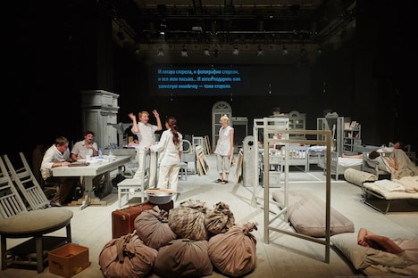 レッドトーチ・シアター「三人姉妹」より。（Photo by Viktor Dmitriev）