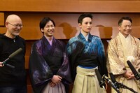 浜中文一の飄々とした受け答えに笑顔を見せる登壇者たち。左から鈴木勝秀、江田剛（宇宙Six / ジャニーズJr.）、浜中文一、ラサール石井。