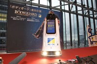 ミュージカル「ボディガード」来日公演 初日レッドカーペットイベントより、レッドカーペットの安全を確認するALSOKの警備ロボット・REBORG-Z。