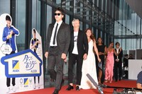 ミュージカル「ボディガード」来日公演 初日レッドカーペットイベントより、ボディガードを先頭に入場する出席者たち。