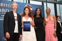 ミュージカル「ボディガード」来日公演 初日レッドカーペットイベントより。左からブノワ・マレシャル、LiLiCo、アレクサンドラ・バーク、ジェンリー・シャロー。右端は出席者たちを守るボディガード。