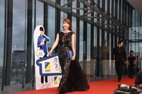 ミュージカル「ボディガード」来日公演 初日レッドカーペットイベントより、柚希礼音（中央）。