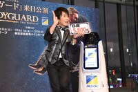 ミュージカル「ボディガード」来日公演 初日レッドカーペットイベントより、30秒で公演をPRする通販マンのベガス味岡。
