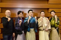 「THE BLANK! ～近松門左衛門 空白の十年～」囲み取材より。左から鈴木勝秀、江田剛（宇宙Six / ジャニーズJr.）、浜中文一、ラサール石井、内藤大希。