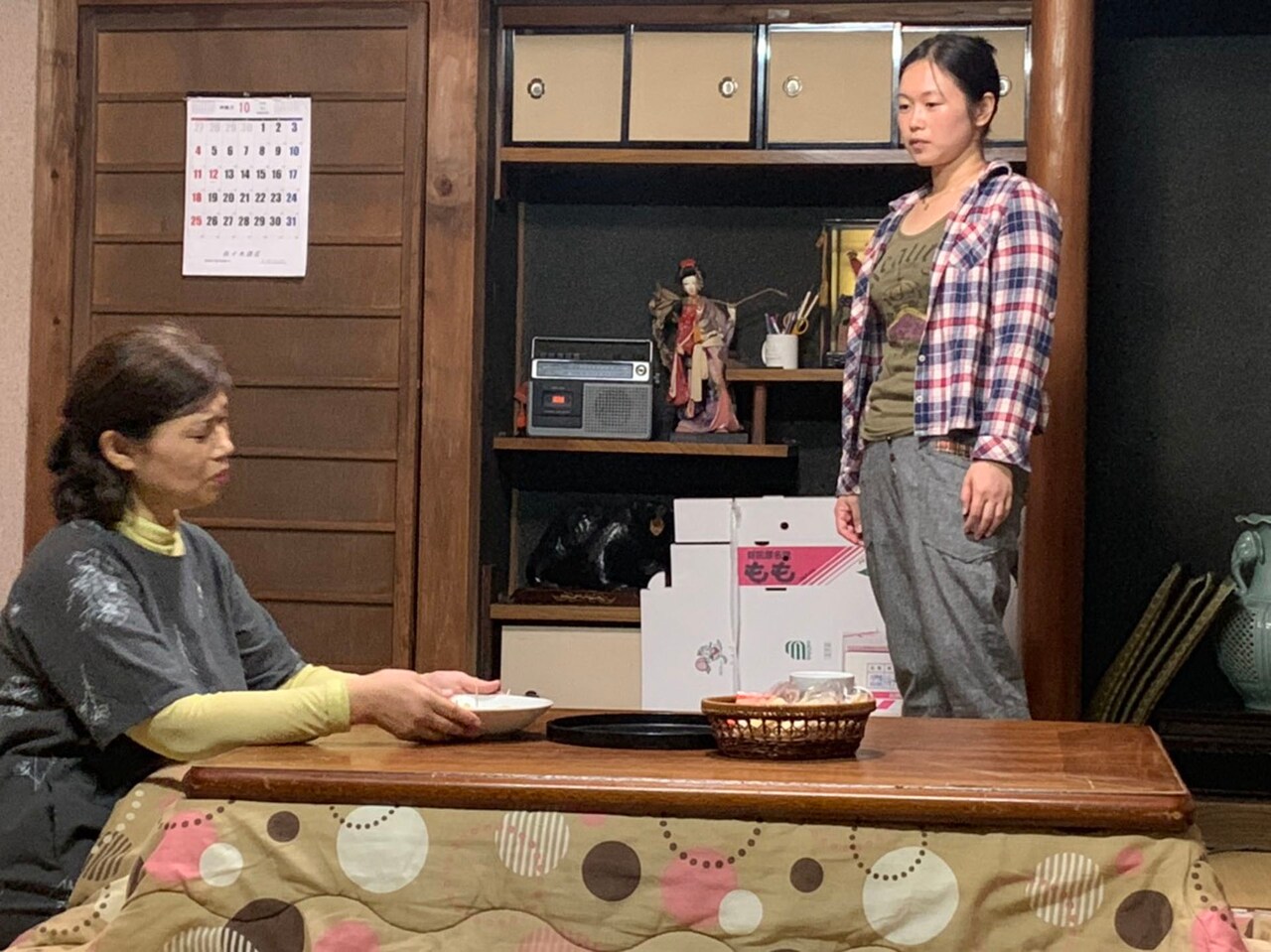 演劇関係いすと校舎、“ほとんど民家“の会場で桃農家描く「もものみ。」開幕