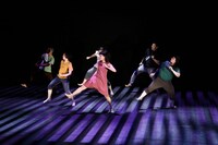 北九州芸術劇場ダンスクリエーション「ギミックス」より。（撮影：重松美佐）