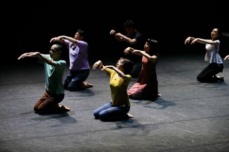 北九州芸術劇場ダンスクリエーション「ギミックス」より。（撮影：重松美佐）