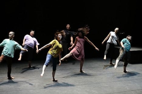 北九州芸術劇場ダンスクリエーション「ギミックス」より。（撮影：重松美佐）
