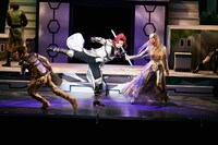 舞台「DARKNESS HEELS～THE LIVE～」より。（Photo by GEKKO）