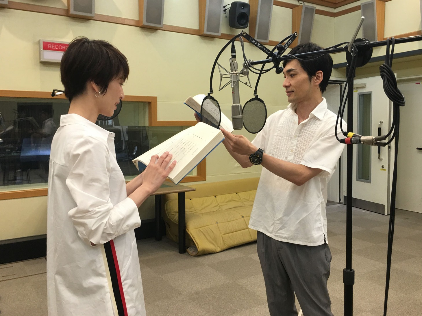 左から早霧せいな、阿部丈二。（写真提供：NHK）