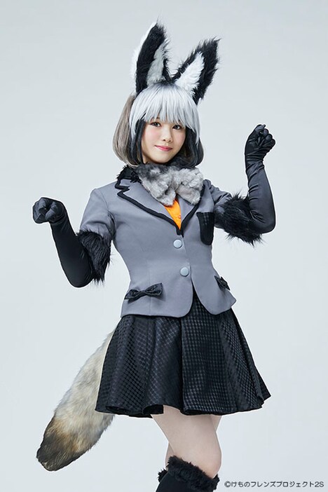 伊藤理々杏（乃木坂46）扮するオオミミギツネ。