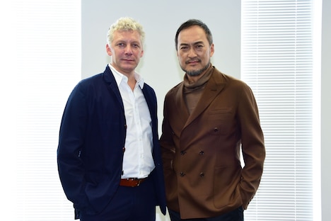 左からウィル・タケット、渡辺謙。