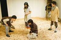 シラカン 第6回公演「蜜をそ削ぐ」より。（Photo by takaramahaya）