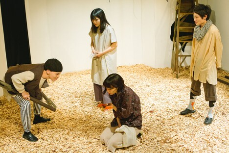 シラカン 第6回公演「蜜をそ削ぐ」より。(Photo by takaramahaya)