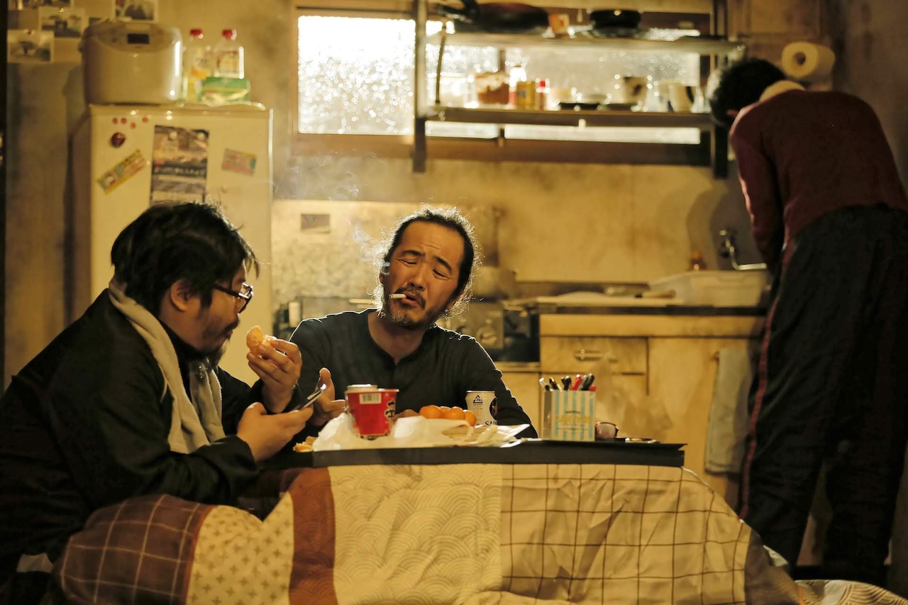 異なる“日常”が2つの部屋で同時展開、庭劇団ペニノ「笑顔の砦」横浜で開幕