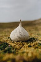 KAAT DANCE SERIES 2019 頭と口×Defracto「妖怪ケマメ：L'esprit des haricots poilus」ビジュアル。劇中で使われるボールの1つ。