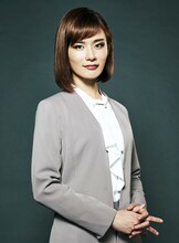 汐月しゅう扮するジェシカ・エドワーズ。