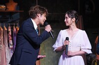 「ブロードウェイ・ミュージカル『ウエスト・サイド・ストーリー』Season1」製作発表より、歌唱披露の様子。見つめ合って歌唱する宮野真守（左）、笹本玲奈（右）。