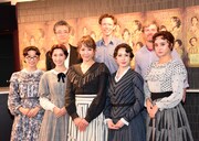 「A New Musical『FACTORY GIRLS～私が描く物語～』」囲み取材より。前列左から清水くるみ、実咲凜音、柚希礼音、ソニン、石田ニコル、後列左から板垣恭一、クレイトン・アイロンズ、ショーン・マホニー。