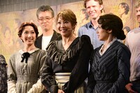 左から実咲凜音、柚希礼音、ソニン。