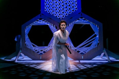 エイチエムピー・シアターカンパニー「忠臣蔵・序 ビッグバン／抜刀」より。（撮影：松山隆行）