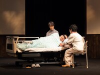 老いのプレーパーク 発表公演「老人ハイスクールDX」ゲネプロの様子。（撮影：松原豊）