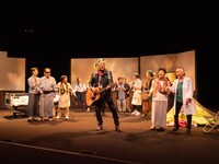 老いのプレーパーク 発表公演「老人ハイスクールDX」ゲネプロの様子。（撮影：松原豊）