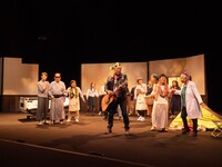 老いのプレーパーク 発表公演「老人ハイスクールDX」ゲネプロの様子。（撮影：松原豊）