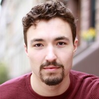 ロジャー役のコールマン・カミングス。